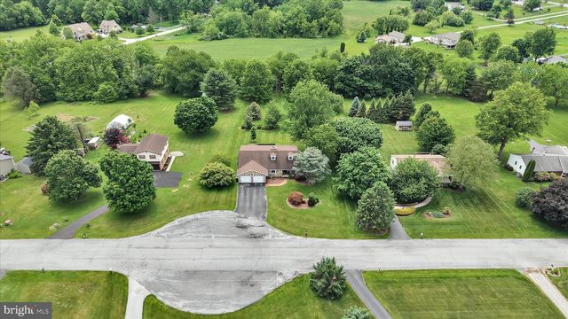 100 LAKEVIEW DR, Elverson, PA 19520