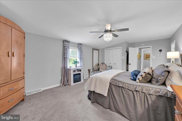 100 LAKEVIEW DR, Elverson, PA 19520