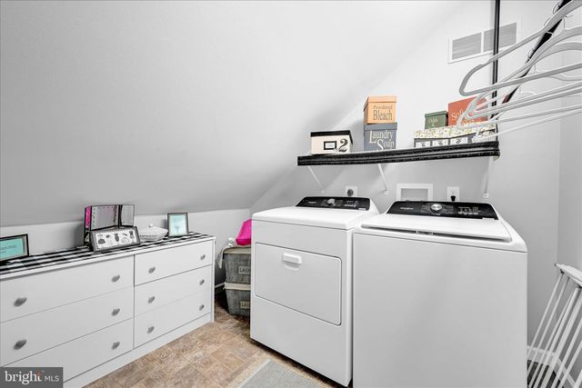 100 LAKEVIEW DR, Elverson, PA 19520