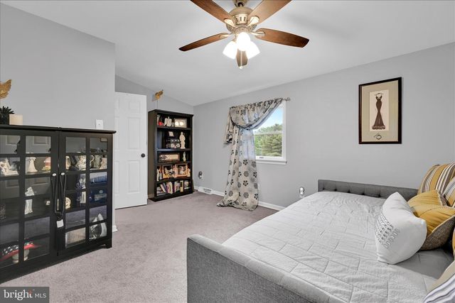 100 LAKEVIEW DR, Elverson, PA 19520