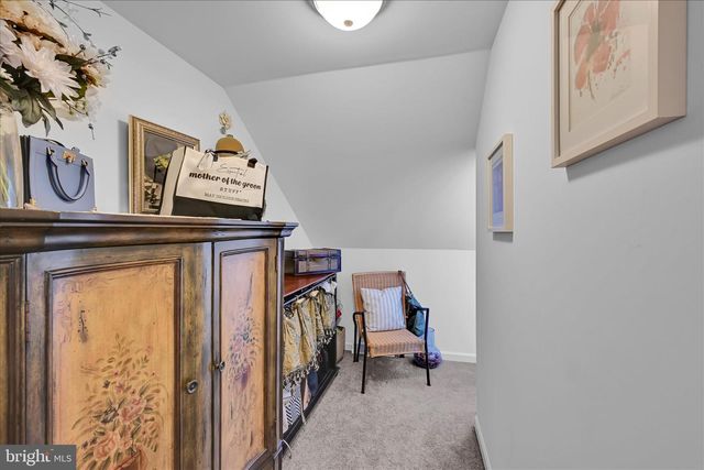 100 LAKEVIEW DR, Elverson, PA 19520