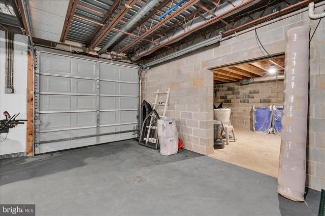 100 LAKEVIEW DR, Elverson, PA 19520