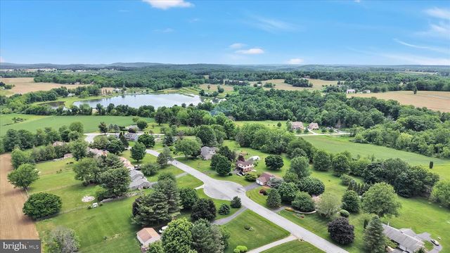 100 LAKEVIEW DR, Elverson, PA 19520