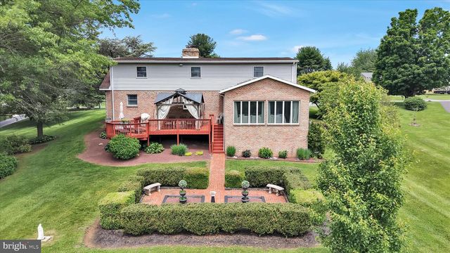100 LAKEVIEW DR, Elverson, PA 19520