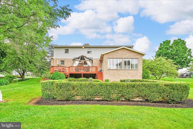 100 LAKEVIEW DR, Elverson, PA 19520