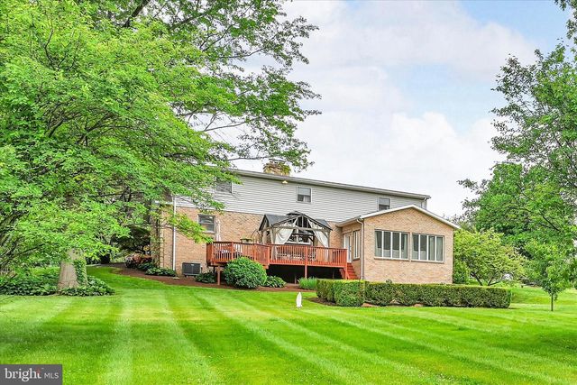100 LAKEVIEW DR, Elverson, PA 19520
