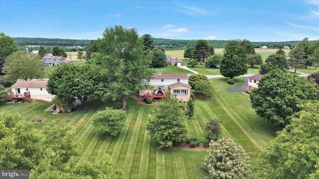100 LAKEVIEW DR, Elverson, PA 19520