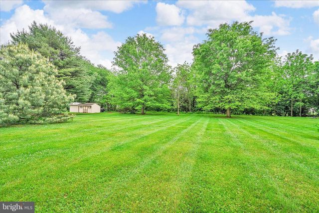 100 LAKEVIEW DR, Elverson, PA 19520