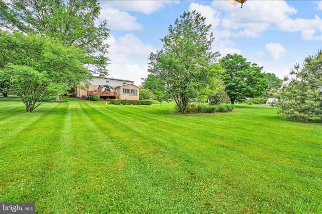 100 LAKEVIEW DR, Elverson, PA 19520