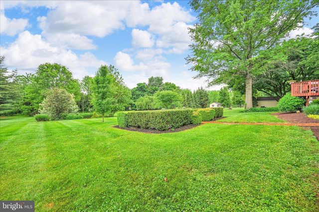 100 LAKEVIEW DR, Elverson, PA 19520