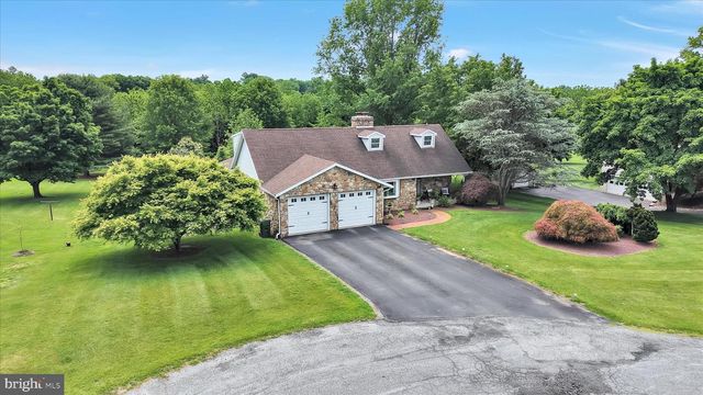 100 LAKEVIEW DR, Elverson, PA 19520