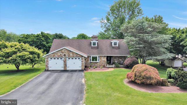 100 LAKEVIEW DR, Elverson, PA 19520