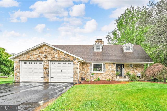 100 LAKEVIEW DR, Elverson, PA 19520