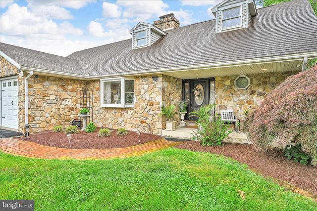 100 LAKEVIEW DR, Elverson, PA 19520