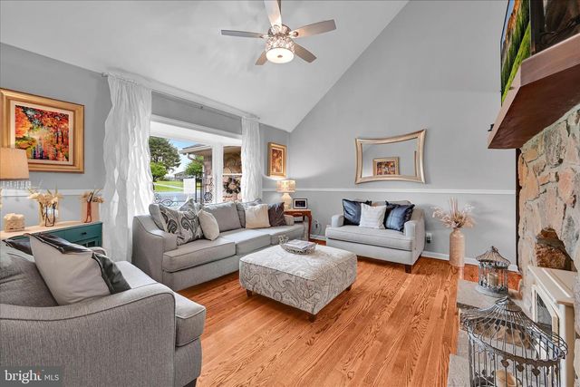 100 LAKEVIEW DR, Elverson, PA 19520