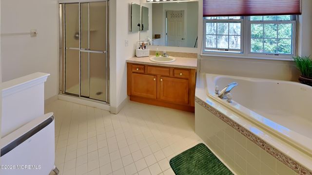 33 Mill Pond Road, Jackson, NJ 08527