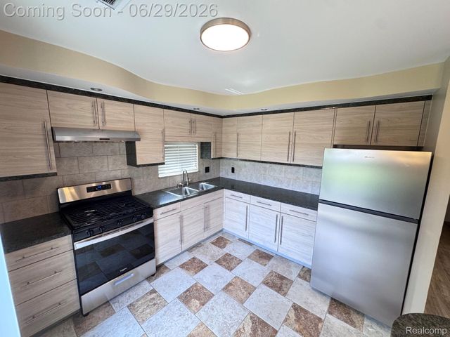 32832 Meadowbrook Lane Lane 18, Warren, MI 48093