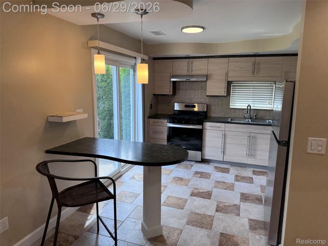 32832 Meadowbrook Lane Lane 18, Warren, MI 48093