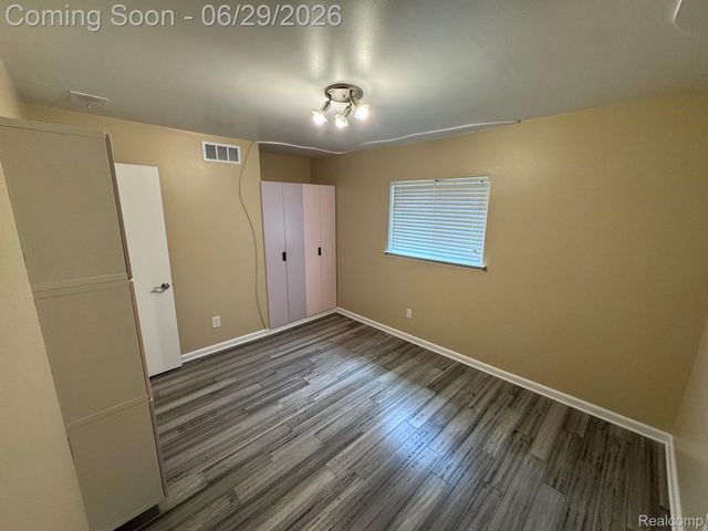 32832 Meadowbrook Lane Lane 18, Warren, MI 48093