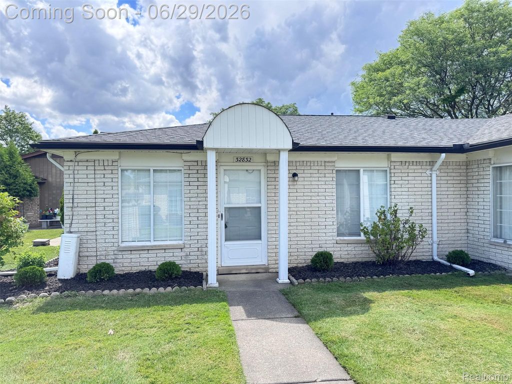 32832 Meadowbrook Lane Lane 18, Warren, MI 48093