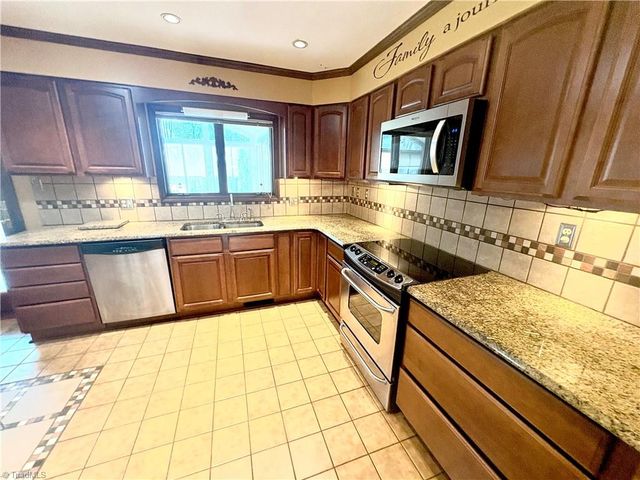 6416 Lamshire Road, Kernersville, NC 27284