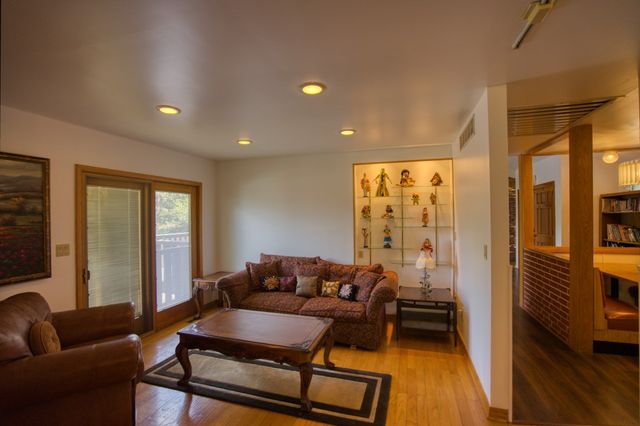 331 W Van Buren, Eureka Springs, AR 72632