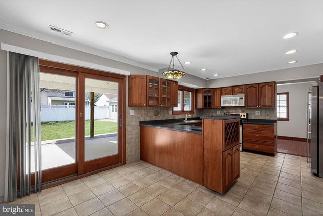 228 MEADOW DR, Mount Laurel, NJ 08054