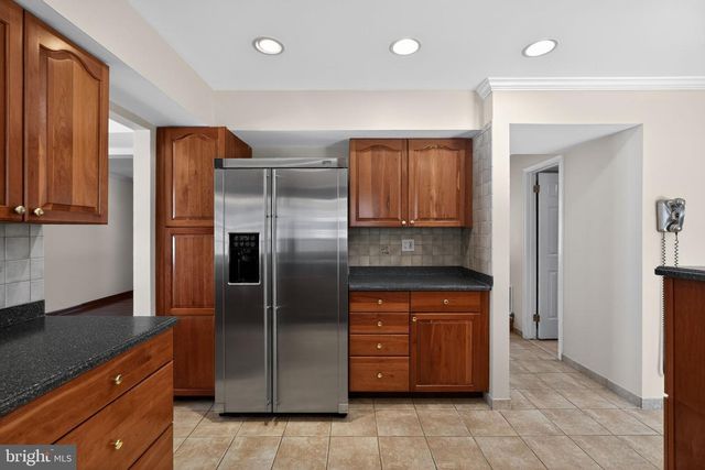 228 MEADOW DR, Mount Laurel, NJ 08054