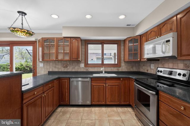 228 MEADOW DR, Mount Laurel, NJ 08054