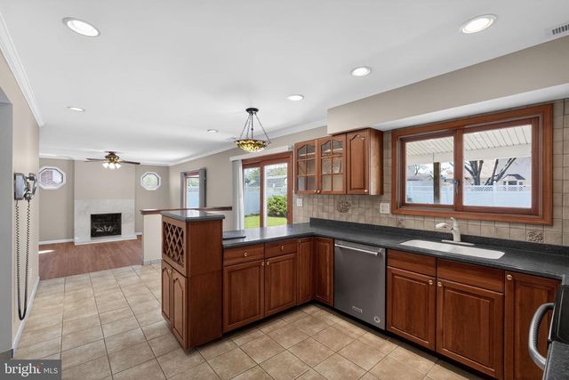 228 MEADOW DR, Mount Laurel, NJ 08054