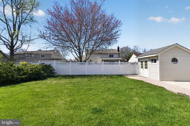 228 MEADOW DR, Mount Laurel, NJ 08054