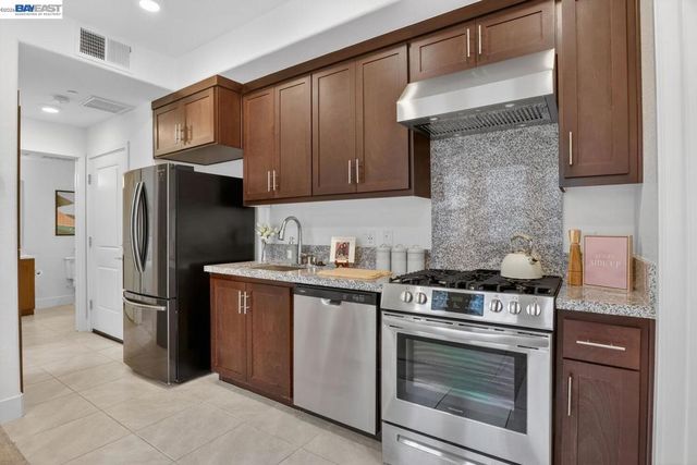 411 Rhythm Ln, Hayward, CA 94544