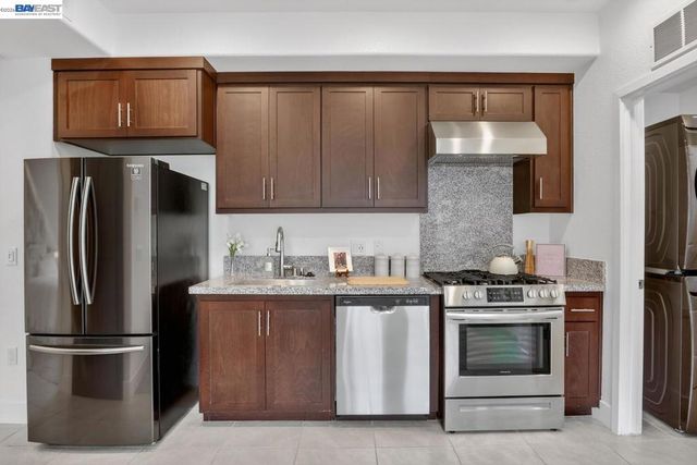 411 Rhythm Ln, Hayward, CA 94544