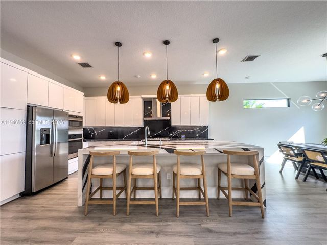 5577 Saint Armands Way, Westlake, FL 33470