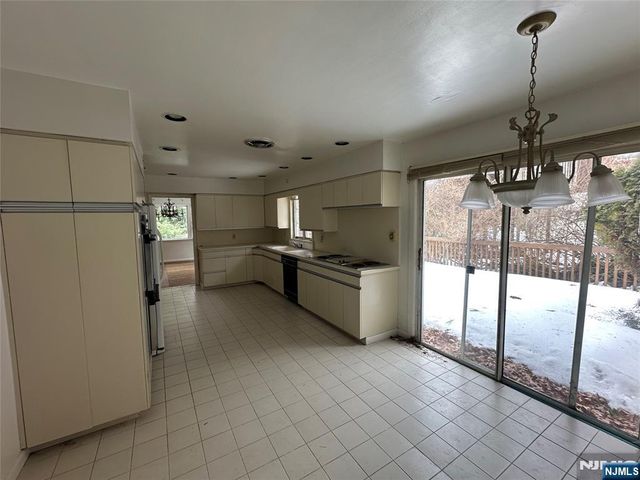 633 Wilmerding Avenue, Teaneck, NJ 07666