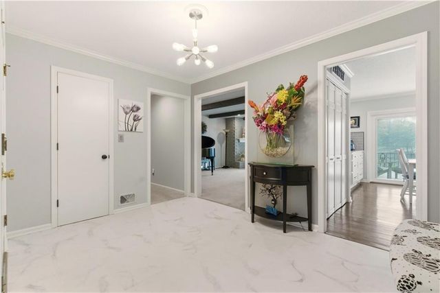 6817 Lakeshore Drive, Raytown, MO 64133