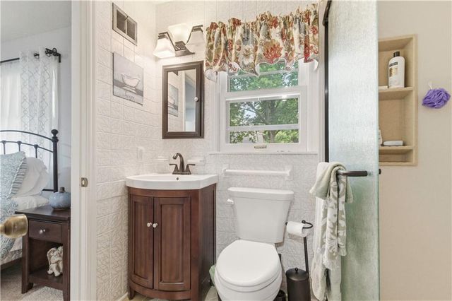 6817 Lakeshore Drive, Raytown, MO 64133