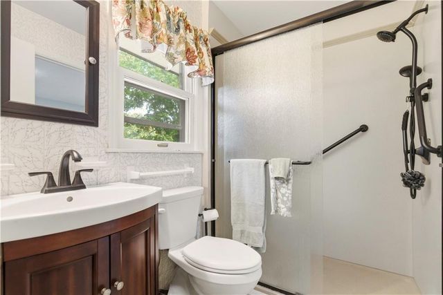 6817 Lakeshore Drive, Raytown, MO 64133