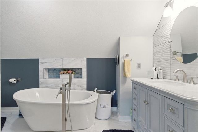 6817 Lakeshore Drive, Raytown, MO 64133