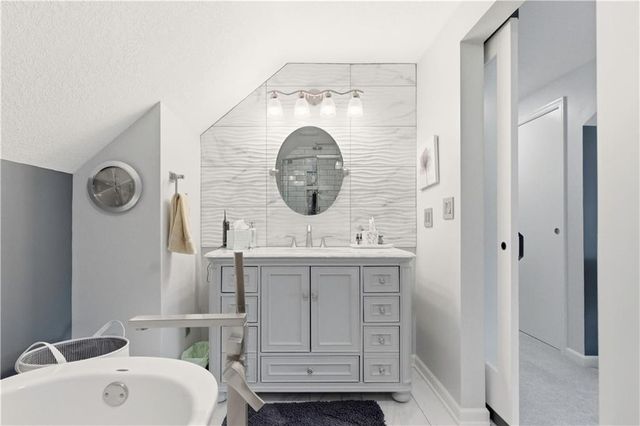 6817 Lakeshore Drive, Raytown, MO 64133