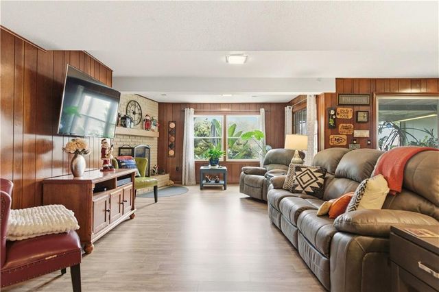 6817 Lakeshore Drive, Raytown, MO 64133