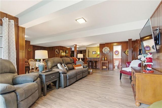 6817 Lakeshore Drive, Raytown, MO 64133