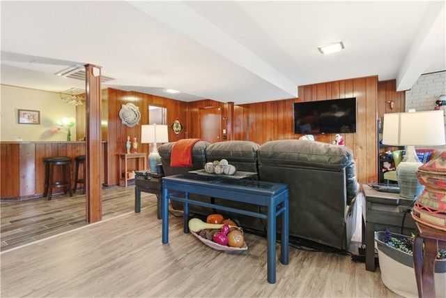 6817 Lakeshore Drive, Raytown, MO 64133