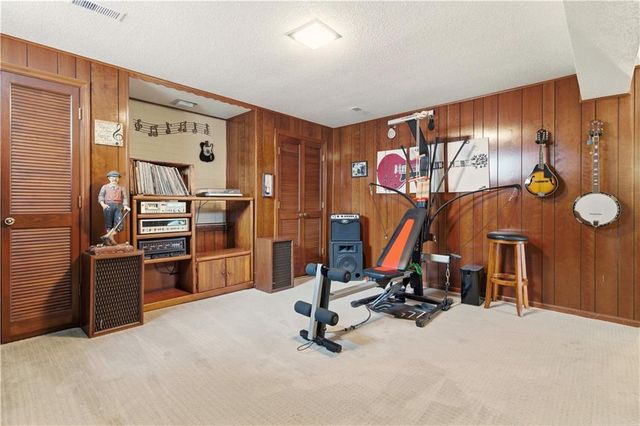 6817 Lakeshore Drive, Raytown, MO 64133