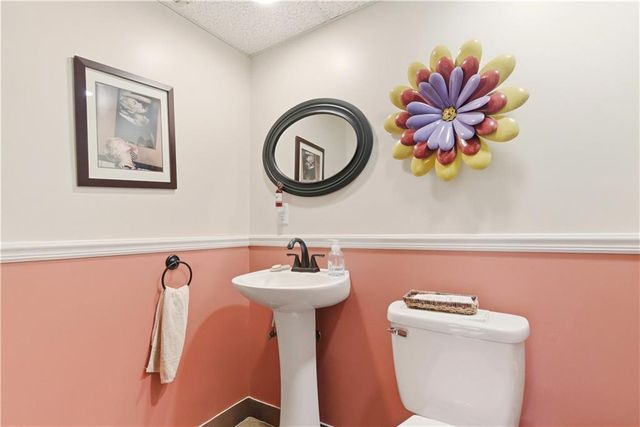 6817 Lakeshore Drive, Raytown, MO 64133