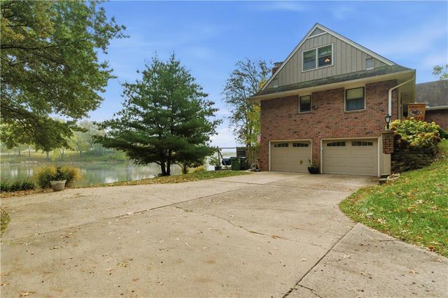 6817 Lakeshore Drive, Raytown, MO 64133