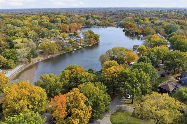 6817 Lakeshore Drive, Raytown, MO 64133