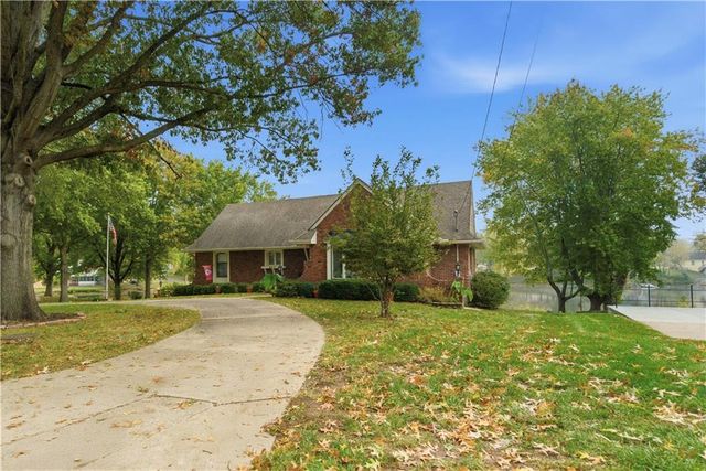 6817 Lakeshore Drive, Raytown, MO 64133
