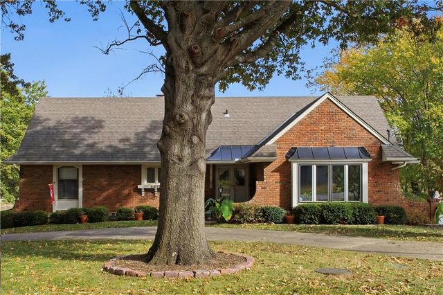 6817 Lakeshore Drive, Raytown, MO 64133