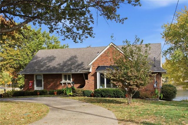 6817 Lakeshore Drive, Raytown, MO 64133